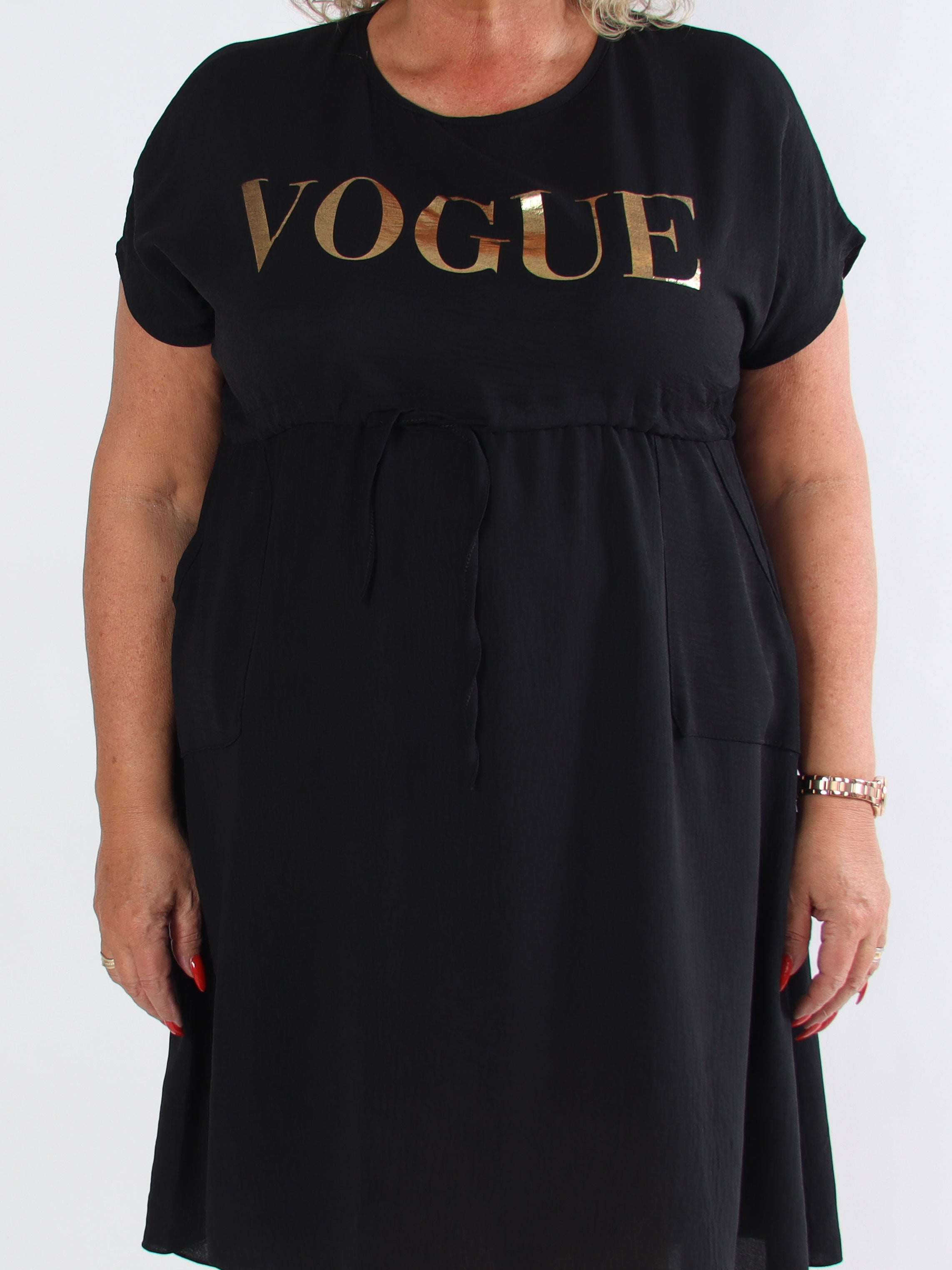 Ada - Söt klänning i plusstorlek med vogue över bröstet